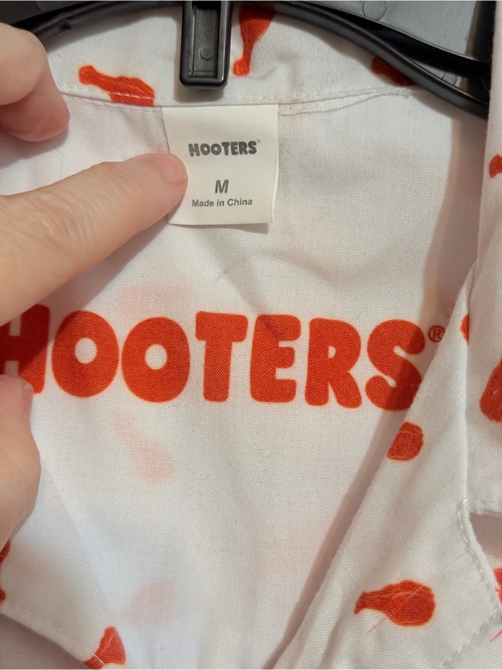 Hooters White Short-Sleeve Button-Down Shirt with Orange chicken leg medium - Picture 4 of 9
